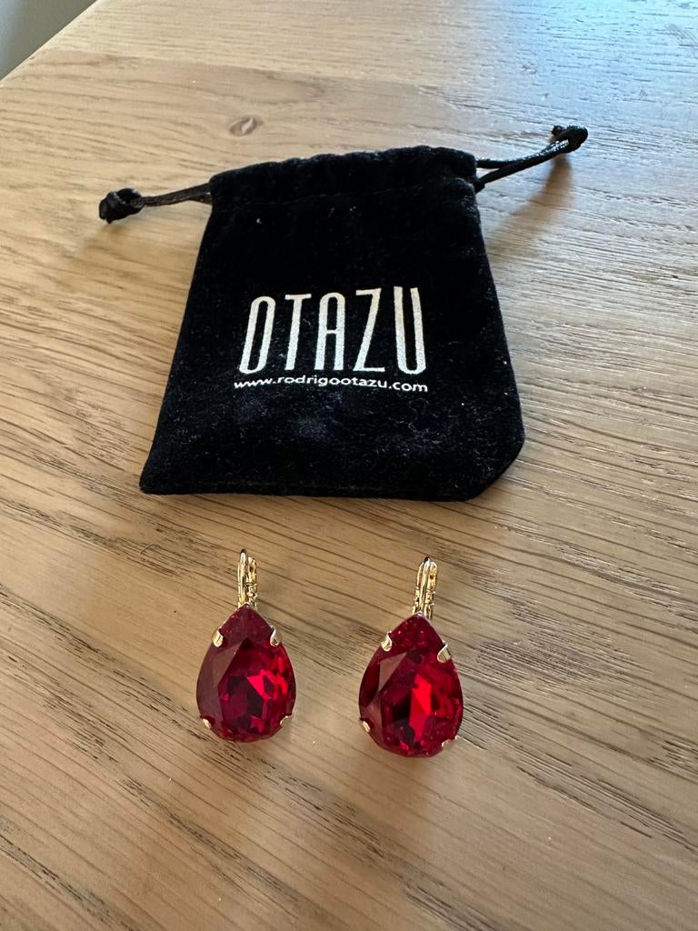 Otazu Lacrima robijnrode oorbellen, Sieraden, Tassen en Uiterlijk, Oorbellen, Ophalen of Verzenden, Zo goed als nieuw, Goud, Overige materialen