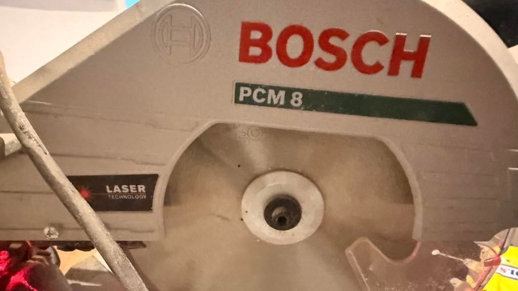 Bosch afkortzaag PCM 8, Doe-het-zelf en Verbouw, Gereedschap | Zaagmachines, Decoupeerzaag, Ophalen of Verzenden, Zo goed als nieuw