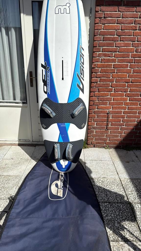 Te koop Mistral surfplank in zeer goede staat. compleet, Ophalen, Zo goed als nieuw, Plank, 5 tot 7 m²
