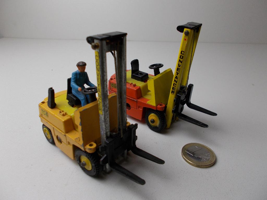 1968 Dinky Toys 404. 2 x CONVEYANCER (2 kleurstellingen!)