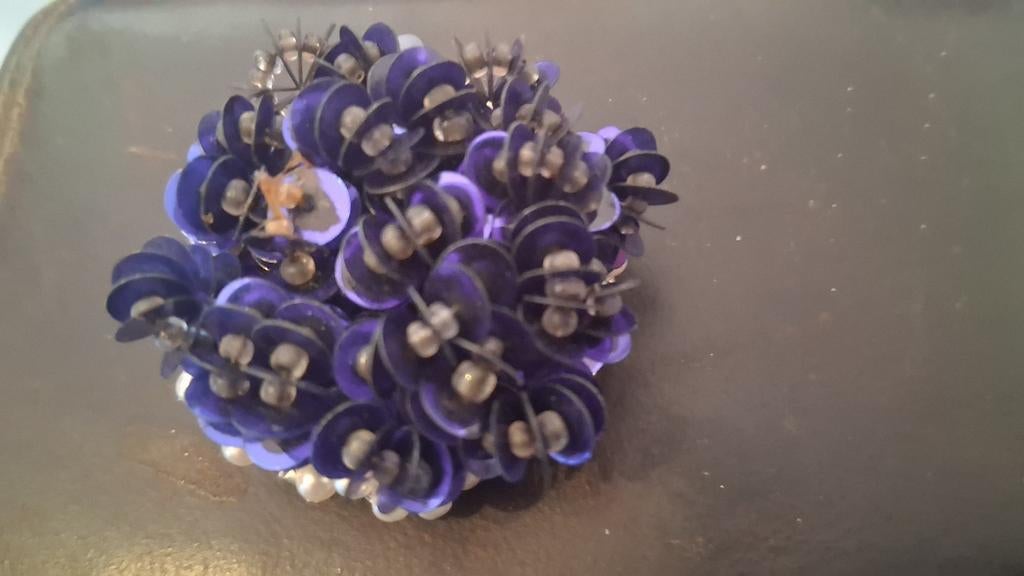 Vintage paarse broche met parels en pailletten, Overige materialen, 4 tot 7 cm, Gebruikt, Verzenden