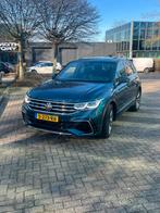 Volkswagen Tiguan 1.5 TSI R-line DSG pano Matrix led, 1441 kg, Zwart, 4 cilinders, Blauw