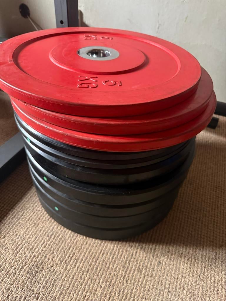 Gewichtschijven set: 2x15kg, 2x10kg, 6x5kg (zwart/rood), Sport en Fitness, Fitnessmaterialen, Ophalen, Gebruikt, Armen, Halterschijven