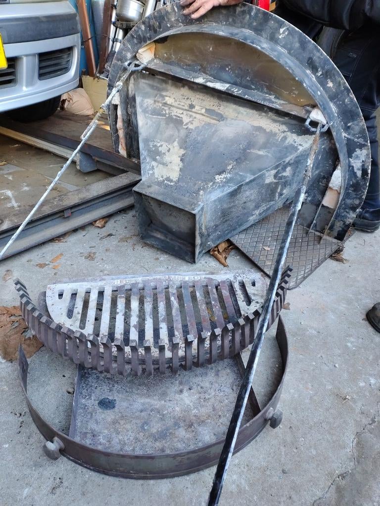 Openhaardbenodigdheden. Stalen rookkap en stookrooster, Ophalen, Vrijstaande haard, Houthaard