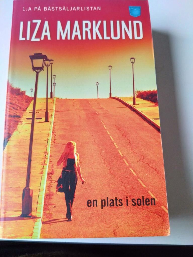 En plats i solen - Liza Marklund #svenska/zweeds#, Ophalen of Verzenden, Zo goed als nieuw