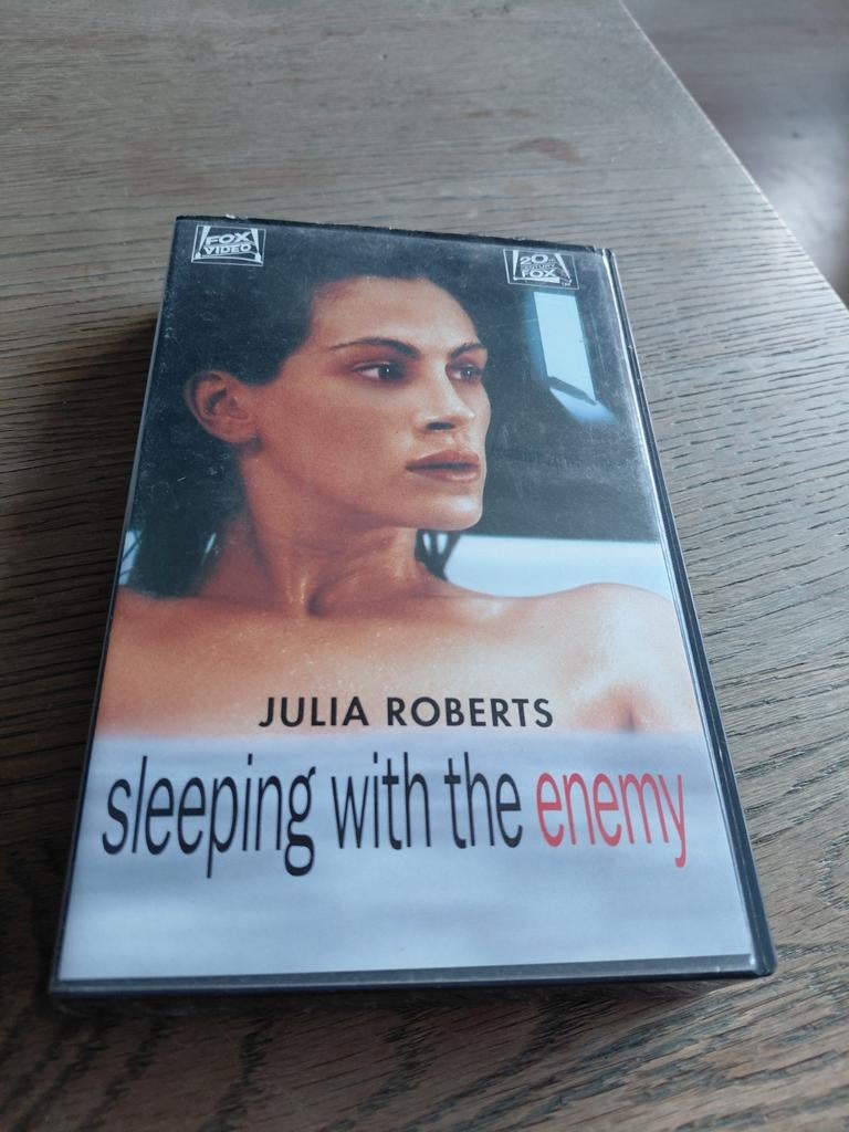 Sleeping with the enemy VHS. NIEUW IN FOLIE. Julia Roberts., Alle leeftijden, Ophalen of Verzenden, Nieuw in verpakking, Thrillers en Misdaad