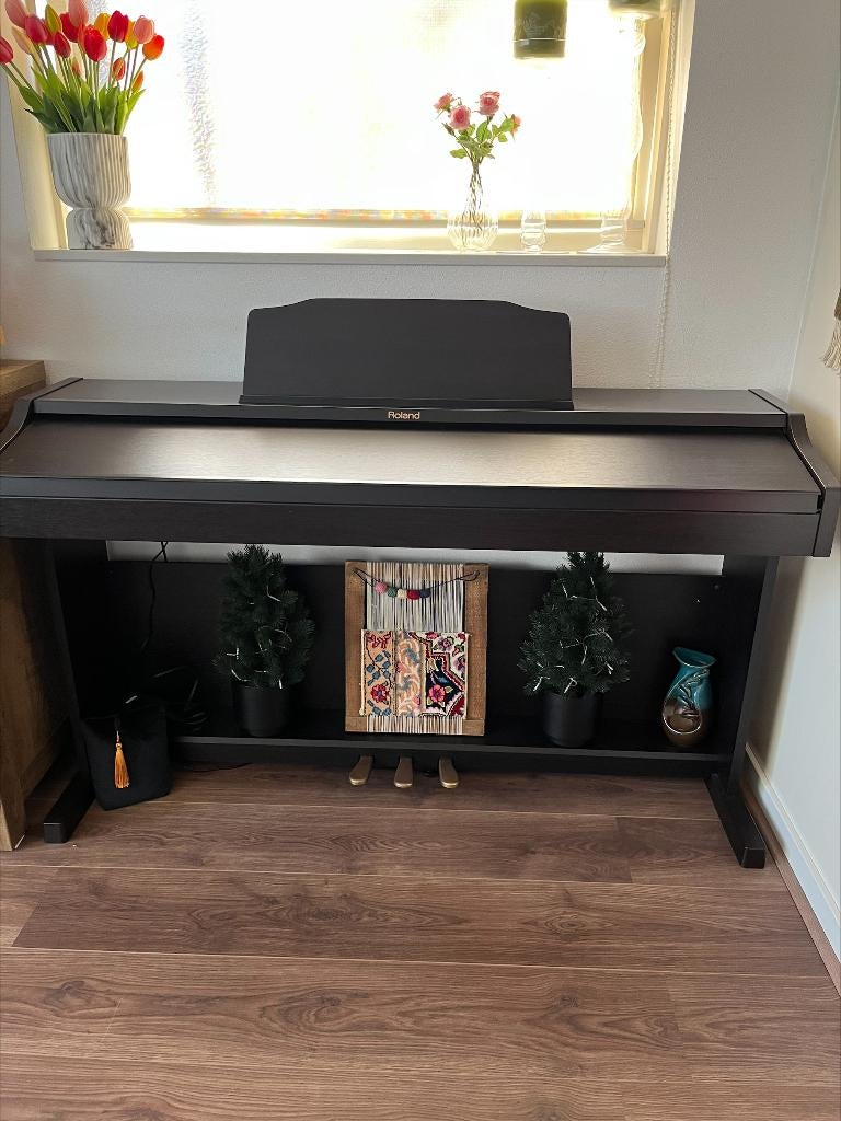 Roland RP-401R digitale piano, Muziek en Instrumenten, Ophalen, Zo goed als nieuw, Bruin, Piano