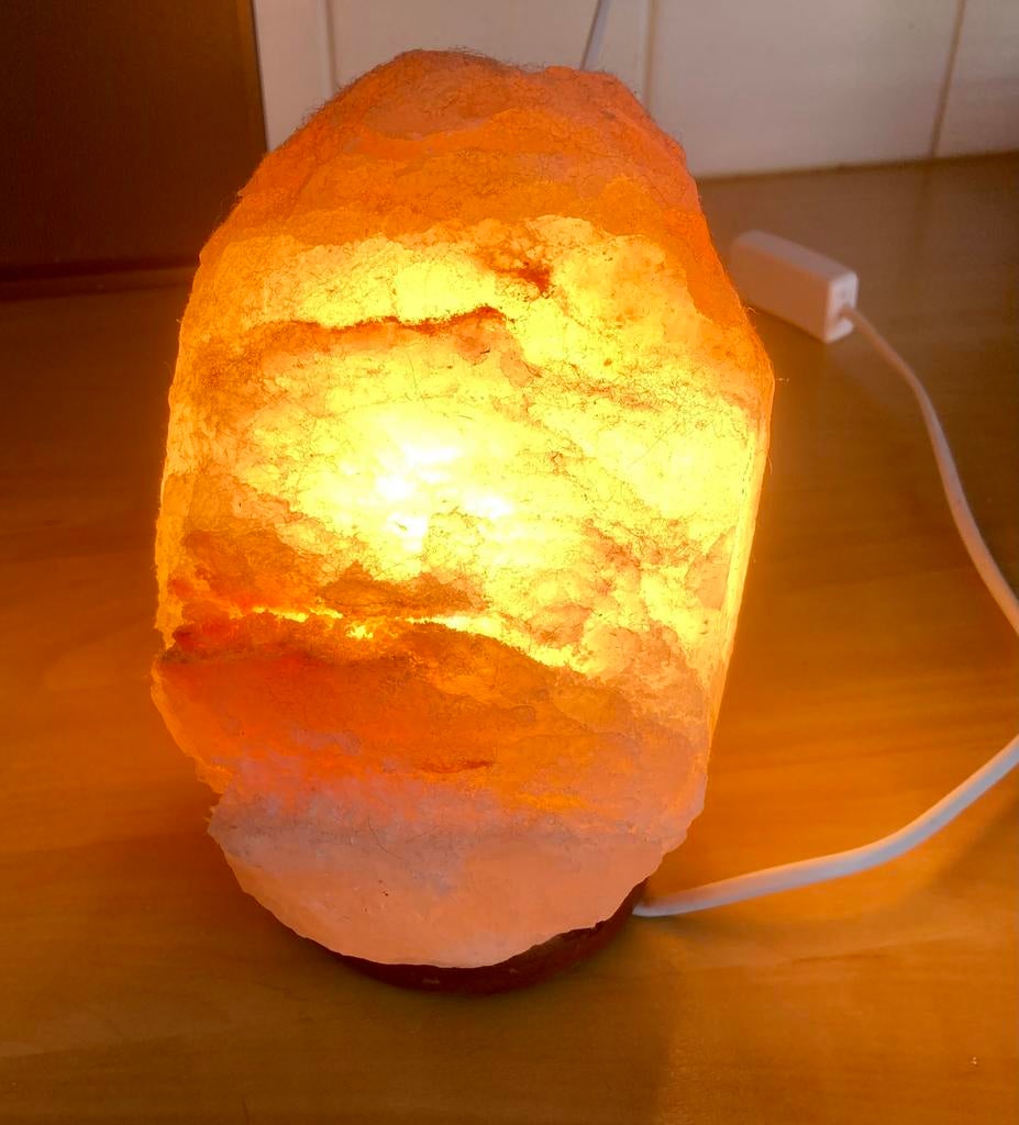 Himalaya zoutlamp 16 cm – sfeerverlichting – werkt goed, Huis en Inrichting, Lampen | Tafellampen, Zo goed als nieuw, Minder dan 50 cm