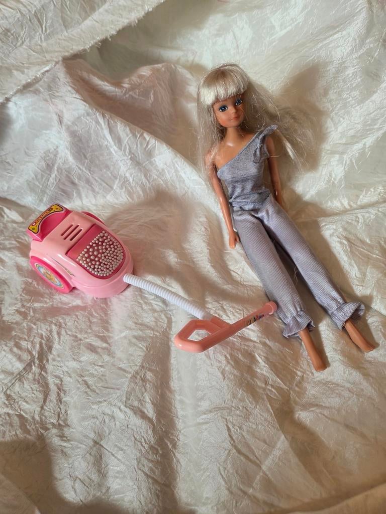 Barbie pop met stofzuiger in goede staat, Ophalen of Verzenden, Gebruikt, Barbie
