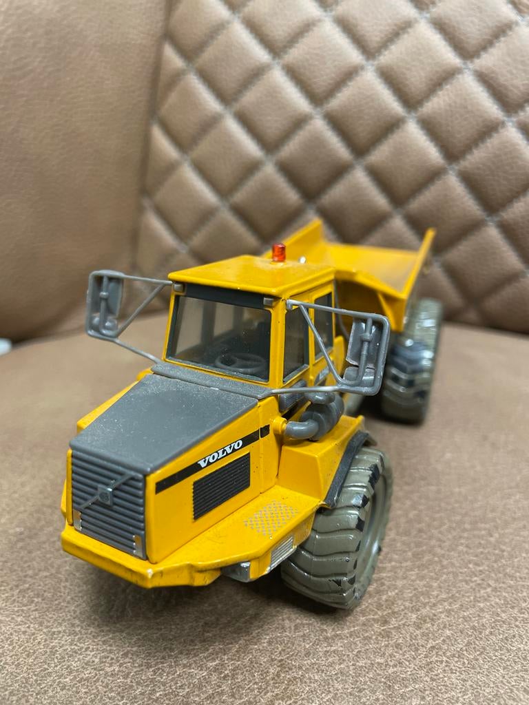 Volvo A25C Dumper schaalmodel - Zo goed als nieuw, Overige merken, Ophalen of Verzenden, Zo goed als nieuw, Truck