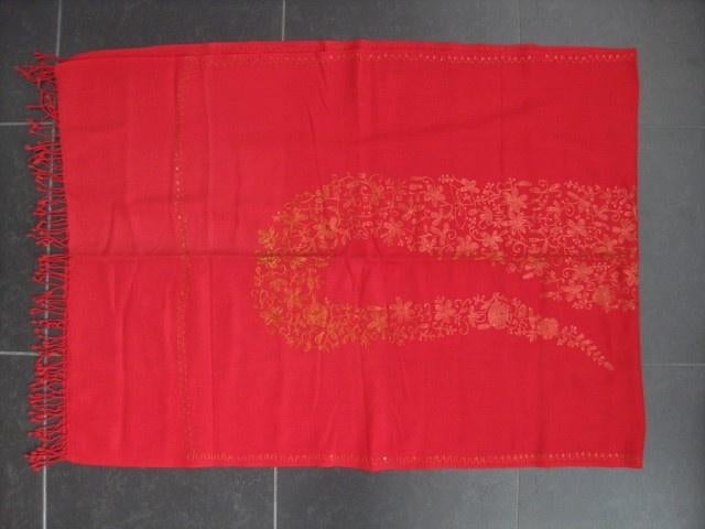 Rode sjaal rijk geborduurd met pailletten en franje, stola, Ophalen of Verzenden, Zo goed als nieuw, Maat 38/40 (M), Sjaal