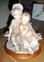 Leuk stenen beeldje van jongen en meisje op houten plateau, Verzamelen, Beelden en Beeldjes, Ophalen of Verzenden, Zo goed als nieuw