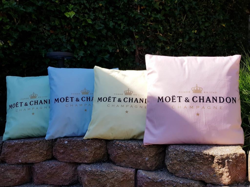 Pastelkleuren leuke kussenhoesjes van MOËT & CHANDON ‼️, Huis en Inrichting, Woonaccessoires | Kussens, Ophalen of Verzenden, Nieuw
