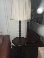 Antieke houten vloerlamp met gedraaide poot en tafeltje, Ophalen of Verzenden