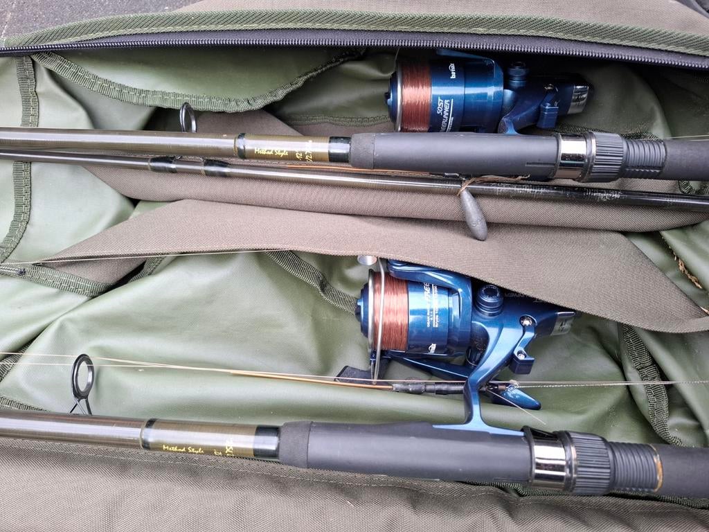 2 karperhengels met vrijloopmolens, foudraal en paraplu, Ophalen, Werphengel