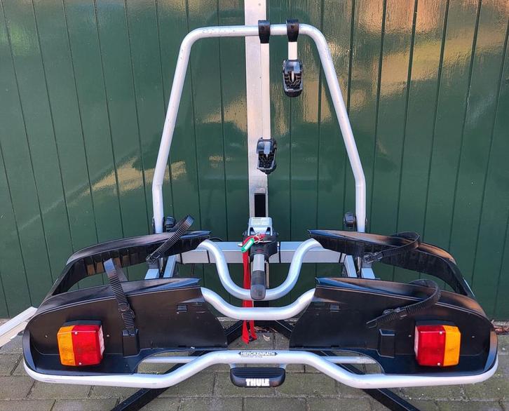 Thule EP916 Fietsendrager + Oprijgoot – Kantelbaar, Auto diversen, Fietsendragers, Zo goed als nieuw, Trekhaakdrager, 2 fietsen