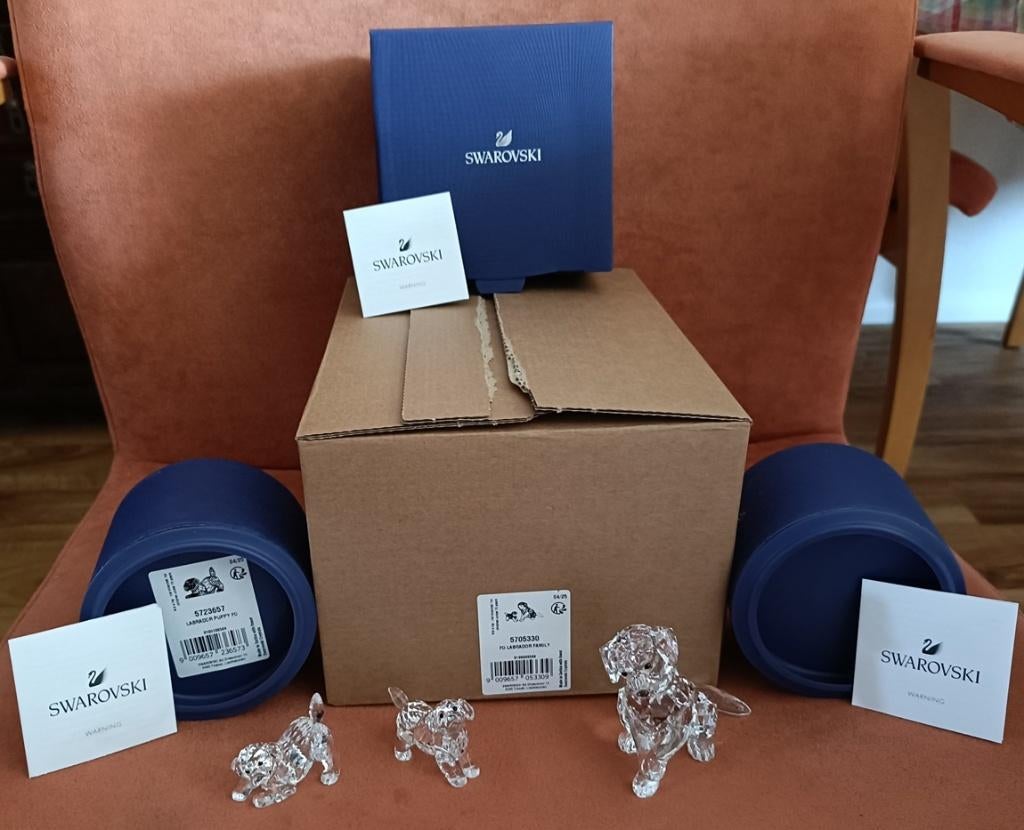 Swarovski labrador fam., moeder+puppy's staand&spelend-nieuw, Ophalen of Verzenden, Nieuw, Figuurtje