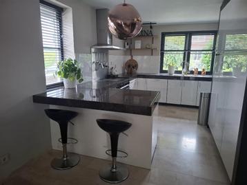 Witte keuken, graniet blad en Smeg inductie/oven uit 2023 beschikbaar voor biedingen