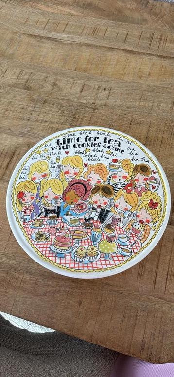 Blond amsterdam taartonderzetter beschikbaar voor biedingen