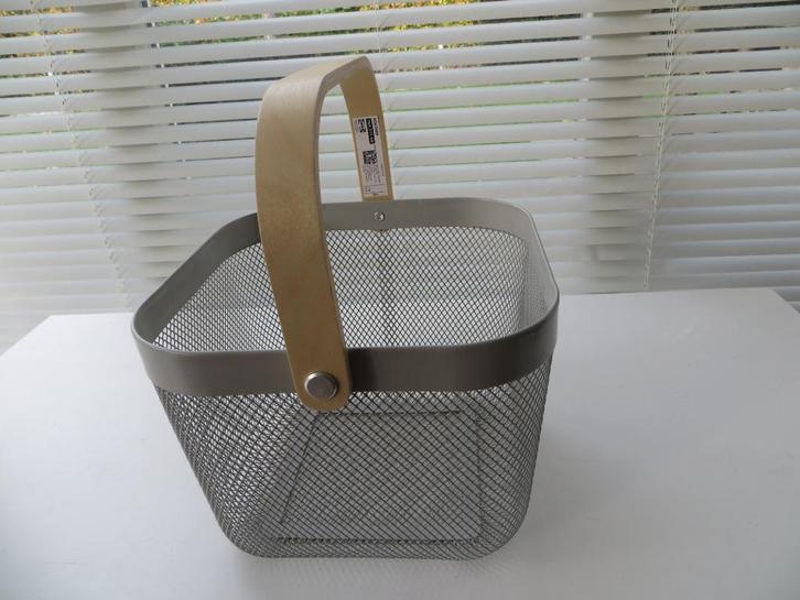 IKEA Mand Draadmand "Risatorp" metaal met houten handvat, Huis en Inrichting, Woonaccessoires | Schalen en Manden, Zo goed als nieuw