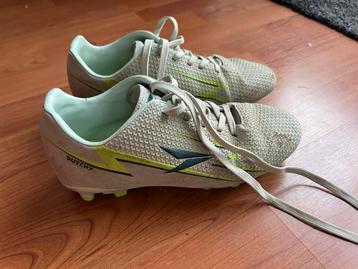 Voetbalschoenen maat 35 beschikbaar voor biedingen