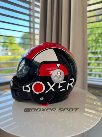 Roof Boxer V8 “Grafic” editie maat M met smoked vizier beschikbaar voor biedingen