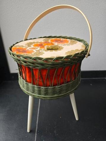 Retro vintage naaimand op pootjes  beschikbaar voor biedingen