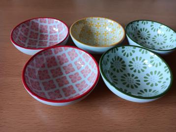 5 nieuwe kleine schalen in 3 verschillende kleuren beschikbaar voor biedingen
