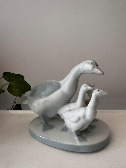 Porseleinen beeldje van gans met kleintjes, Verzamelen, Beelden en Beeldjes, Zo goed als nieuw, Ophalen of Verzenden