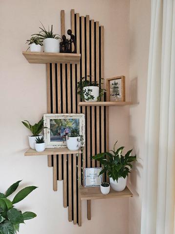 Decoratieve lattenwand beschikbaar voor biedingen