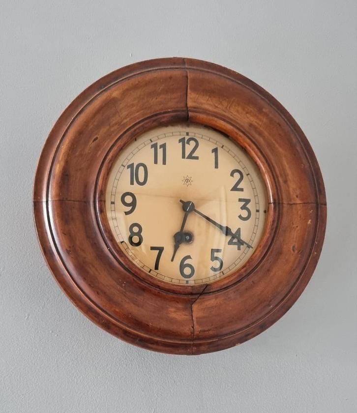 Antieke Houten Schoolklok, mechanisch, werkend met sleutel, Antiek en Kunst, Antiek | Klokken, Ophalen of Verzenden