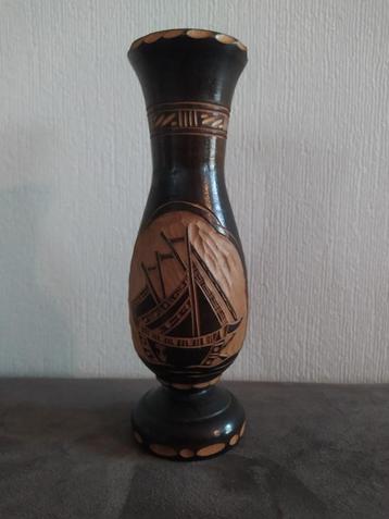 Vintage houten vaas schip beschikbaar voor biedingen