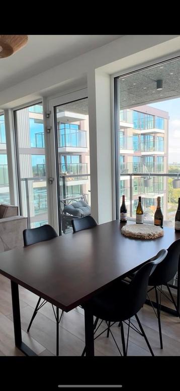 Jysk eettafel met zwarte poten en donkerbruin hout beschikbaar voor biedingen