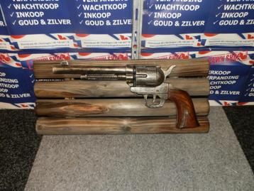 Wanddecoratie pistool op houten bord . beschikbaar voor biedingen