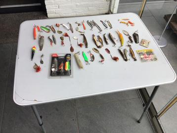 Tek koop een verzameling kunstaas beschikbaar voor biedingen