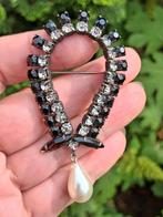 Hoefijzer broche druppel parel., Ophalen of Verzenden