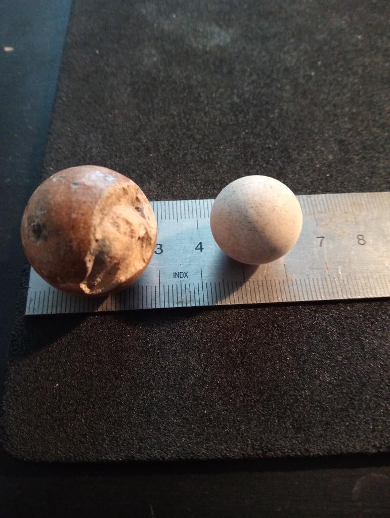 2x 16/17 hard Aardenwerk Flessendoppen /Musket ballen, Antiek en Kunst, Ophalen of Verzenden