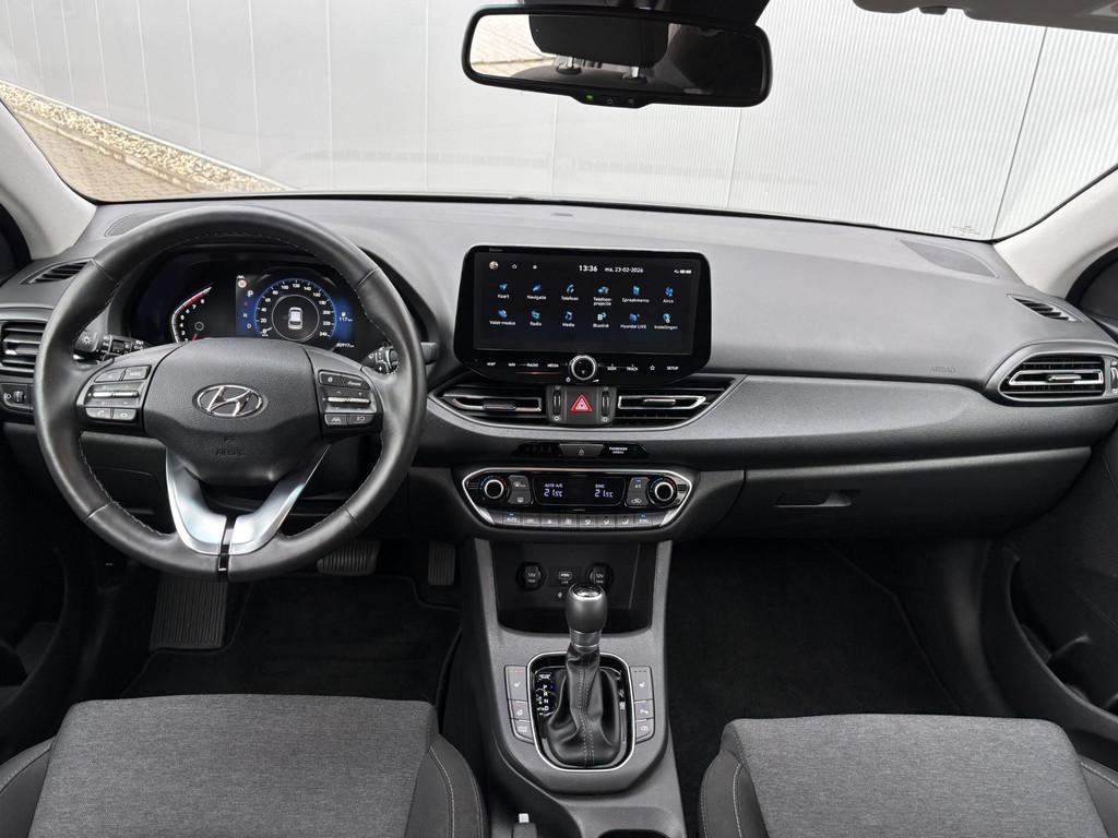 Hyundai i30 1.0 T-GDi MHEV Comfort Smart Automaat / All-seas, Stof, Gebruikt, Euro 6, Lichtsensor