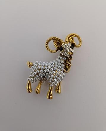 Goudkleurige broche steenbok pareltjes wit   beschikbaar voor biedingen