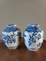 2 gemberpotjes met deksel blauw Chinees Japans bloem motief, Blauw, Aardewerk of Porselein, Ophalen of Verzenden, Zo goed als nieuw