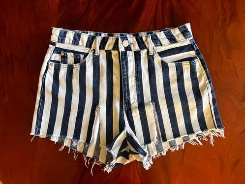 Denim short met rafels van Bershka (40), Kleding | Dames, Spijkerbroeken en Jeans, Zo goed als nieuw, W30 - W32 (confectie 38/40)