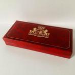 Vintage rood Sigarendoosje met Goudkleurige Opdruk, Verzamelen, Ophalen of Verzenden, Gebruikt, Tabaksdoos of Verpakking