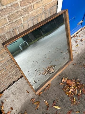 Mooie Vierkante Spiegel met Houten Frame beschikbaar voor biedingen