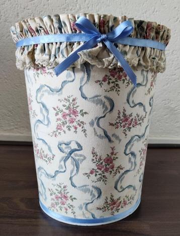 Harriet's House Country Decor prullenbak beschikbaar voor biedingen