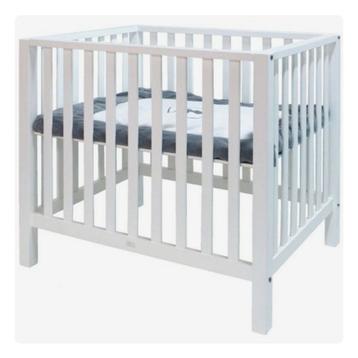 Witte box, met speciaal gemaakte dikke matras beschikbaar voor biedingen