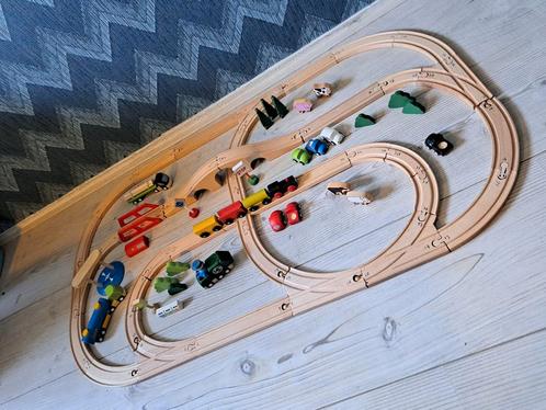 Grote houten treinbaan met accessoires auto's van plancity, Kinderen en Baby's, Speelgoed | Houten speelgoed, Zo goed als nieuw