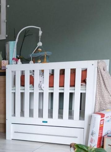Witte box met lade  beschikbaar voor biedingen