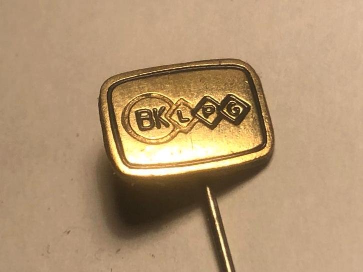 Metalen BK LPG BRANDSTOFMERK Speld (Blauw/Metaalkleur)., Verzamelen, Speldjes, Pins en Buttons, Zo goed als nieuw, Speldje of Pin