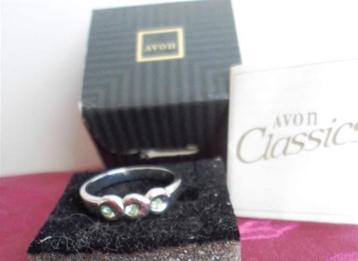 AVON ring. Zilverkleurig met 3 blauwe kristal steentje beschikbaar voor biedingen