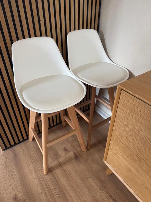Scandinavische barkrukken 2 stuks , Nordic  Edition, Huis en Inrichting, Barkrukken, Zo goed als nieuw, Hout, Kunststof, 2 krukken